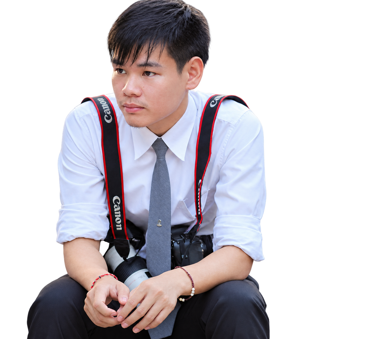 ฉัตรชัยนั่งถือกล้องถ่ายภาพ